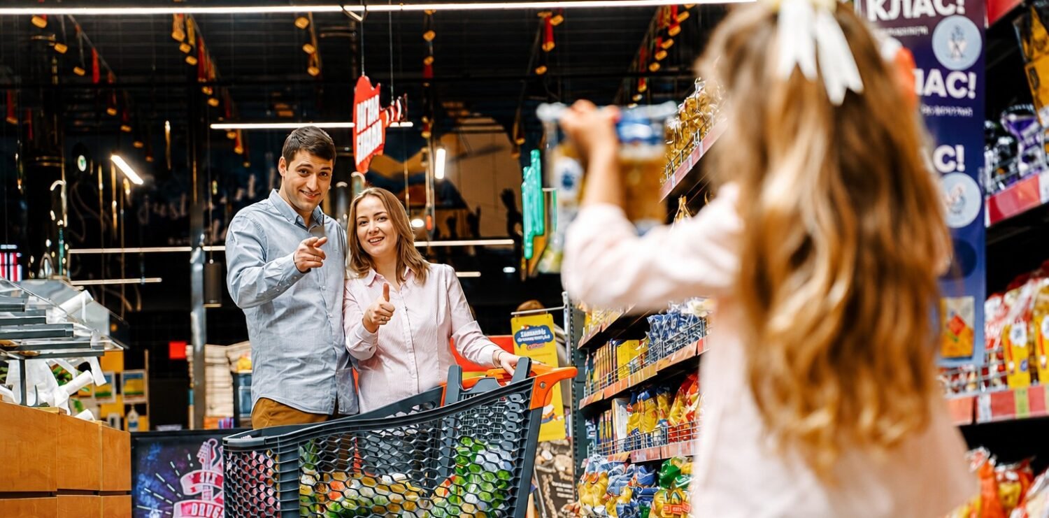 family buying groceries at the supermaket